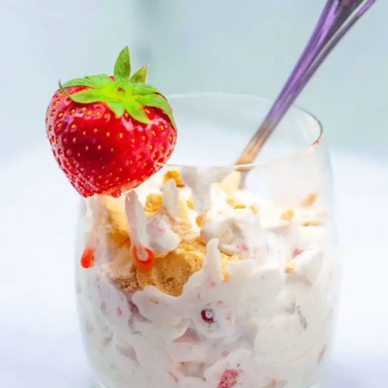 Eton mess is a quintessentially English decadent dessert of strawberries, meringue and whipped cream. Exceedingly nice but also dangerously naughty... Yum! | theyumyumclub.com