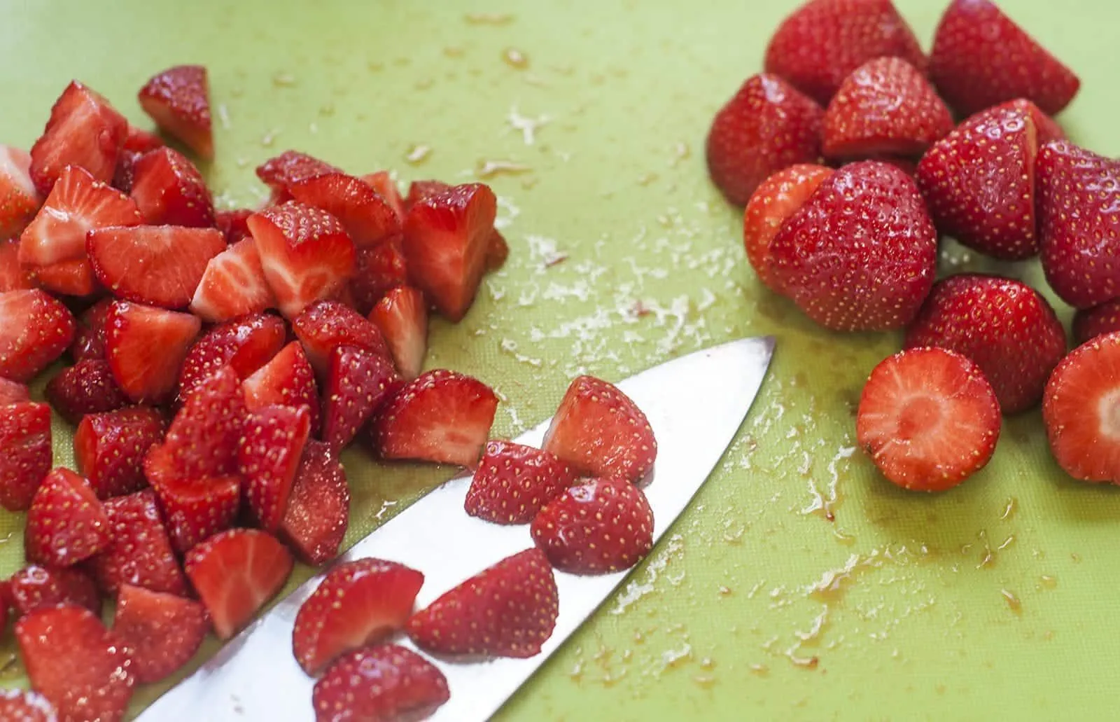 Eton mess is a quintessentially English decadent dessert of strawberries, meringue and whipped cream. Exceedingly nice but also dangerously naughty... Yum! | theyumyumclub.com