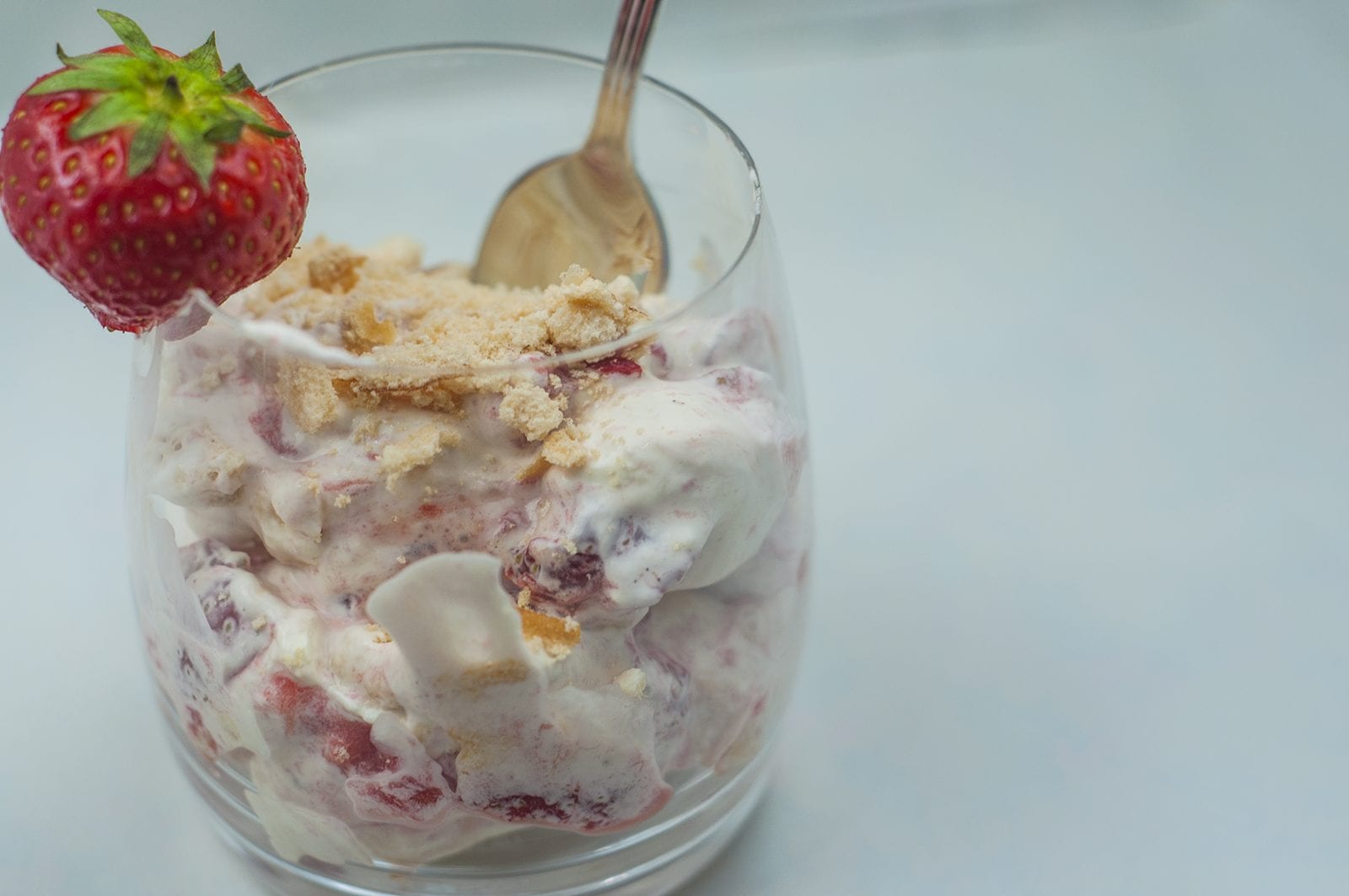 Eton mess is a quintessentially English decadent dessert of strawberries, meringue and whipped cream. Exceedingly nice but also dangerously naughty... Yum! | theyumyumclub.com