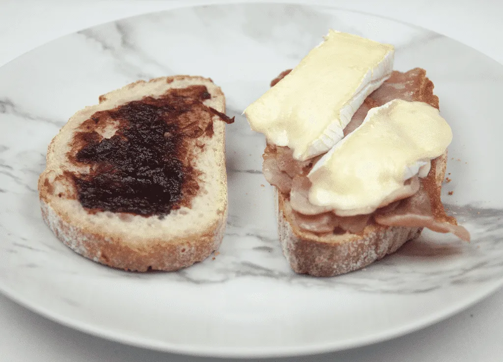 Bacon, brie and cranberry sarnie. What a recipe. A little indulgent I'll give you but once in a while this is a must in our house. Bacon, brie and cranberry jam. What more do you need? Yum Yum!! | https:theyumyumclub.com