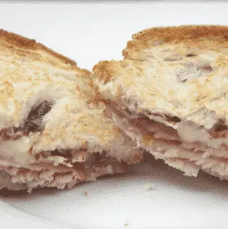 Bacon, brie and cranberry sarnie. What a recipe. A little indulgent I'll give you but once in a while this is a must in our house. Bacon, brie and cranberry jam. What more do you need? Yum Yum!! | https:theyumyumclub.com