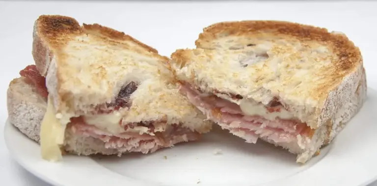 Bacon, brie and cranberry sarnie. What a recipe. A little indulgent I'll give you but once in a while this is a must in our house. Bacon, brie and cranberry jam. What more do you need? Yum Yum!! | https:theyumyumclub.com