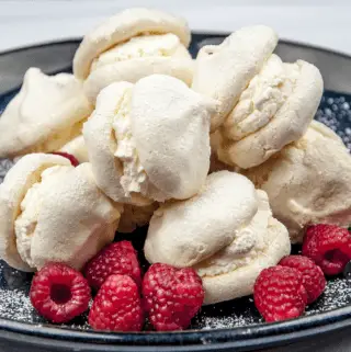 Ever wondered how to make cream meringues? Easy to make and delicious. Try this cream meringue recipe and you'll be enjoying these wonderful creamy sweet bombs in no time. Yum! | theyumyumclub.com