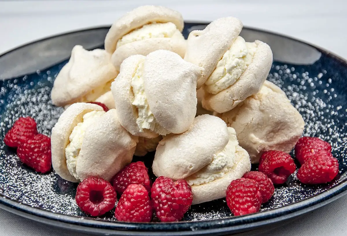 Ever wondered how to make cream meringues? Easy to make and delicious. Try this cream meringue recipe and you'll be enjoying these wonderful creamy sweet bombs in no time. Yum! | theyumyumclub.com