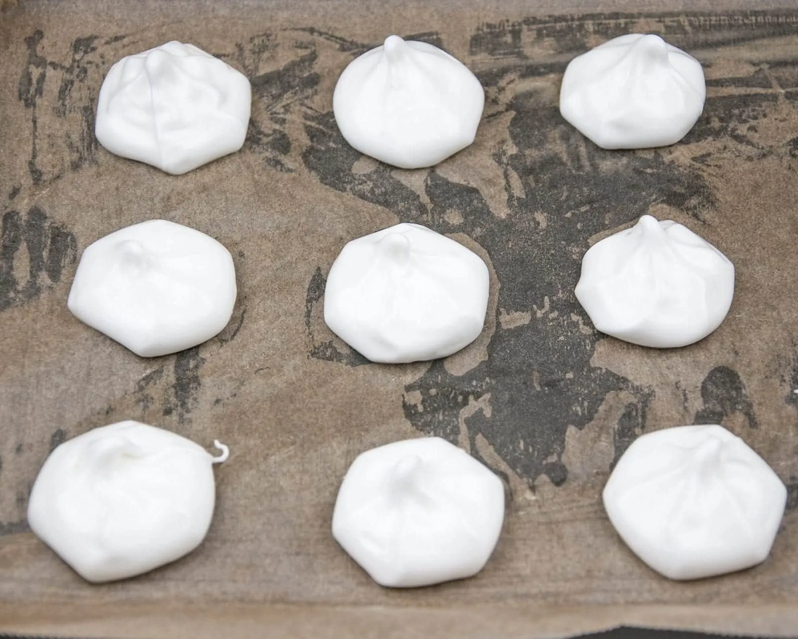 Ever wondered how to make cream meringues? Easy to make and delicious. Try this cream meringue recipe and you'll be enjoying these wonderful creamy sweet bombs in no time. Yum! | theyumyumclub.com