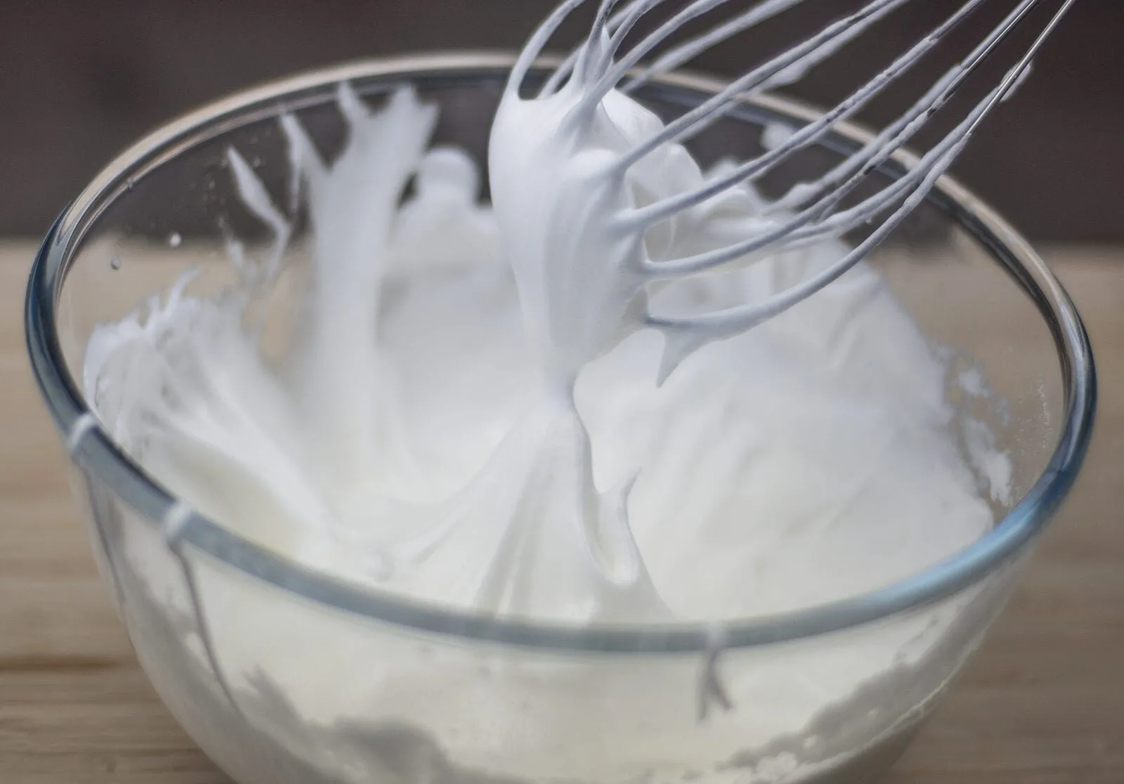 Ever wondered how to make cream meringues? Easy to make and delicious. Try this cream meringue recipe and you'll be enjoying these wonderful creamy sweet bombs in no time. Yum! | theyumyumclub.com