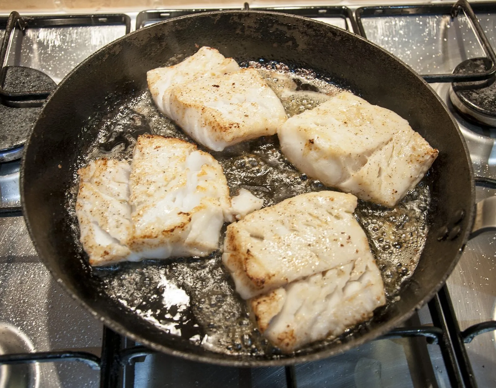 Pan fried cod with classic beurre blanc sauce. This is a fantastic recipe and very versatile with how it can be served. I placed the cod on a potato rosti and topped it with samphire. Seafood with vegetables from the sea. Yum! | https://theyumyumclub.com