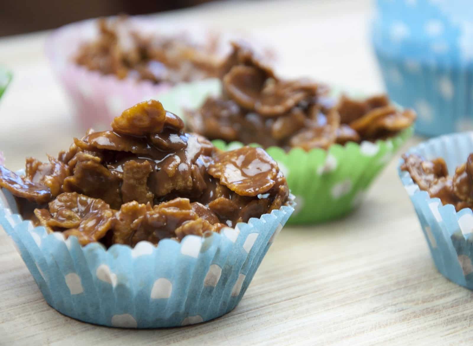 Chocolate cornflake cup cakes. What a recipe! So simple you can make it with the kids! Chocolate, sugar,butter and cornflakes. What could be more simple! Yum! | https://theyumyumclub.com
