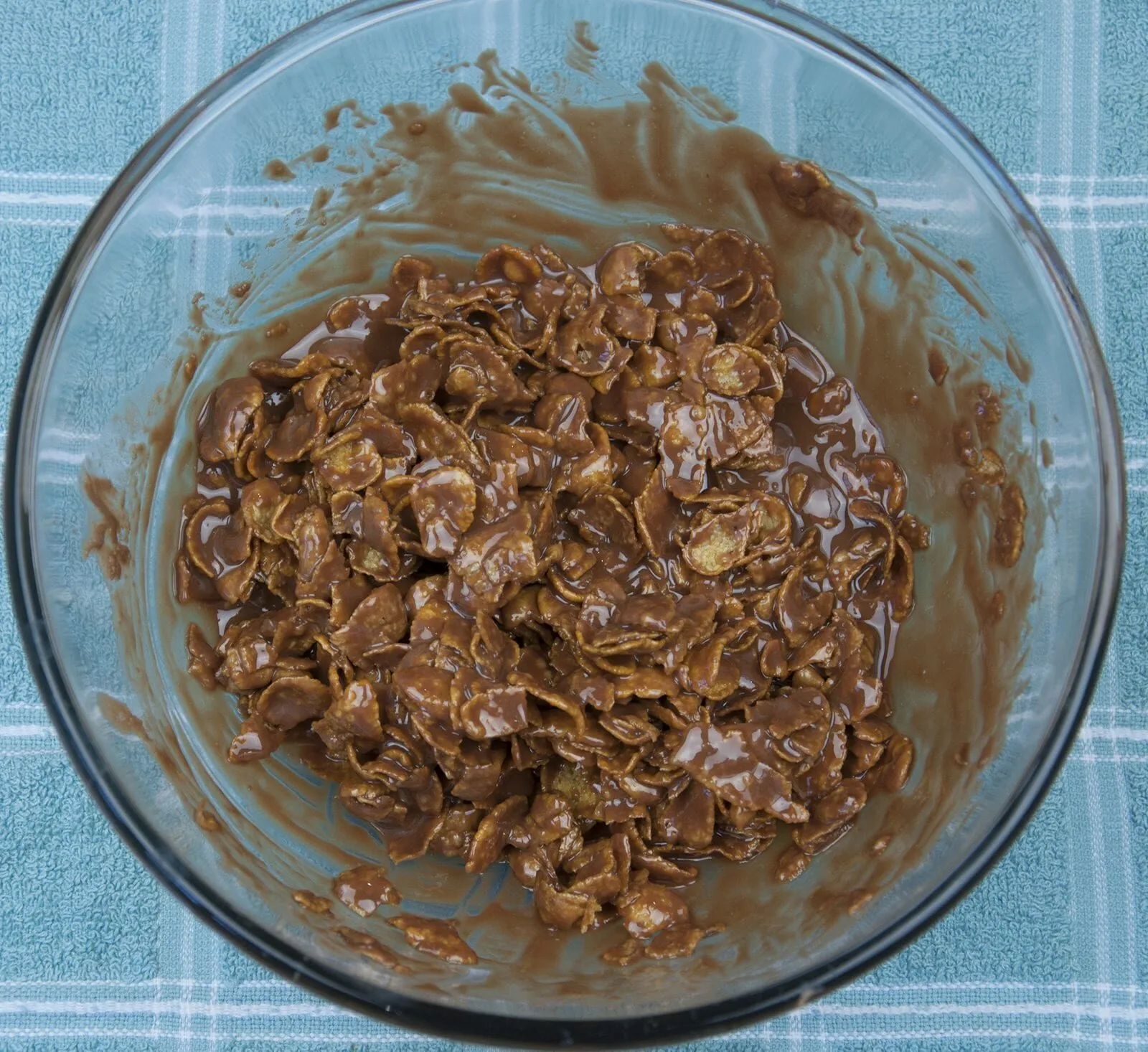 Chocolate cornflake cup cakes. What a recipe! So simple you can make it with the kids! Chocolate, sugar,butter and cornflakes. What could be more simple! Yum! | https://theyumyumclub.com