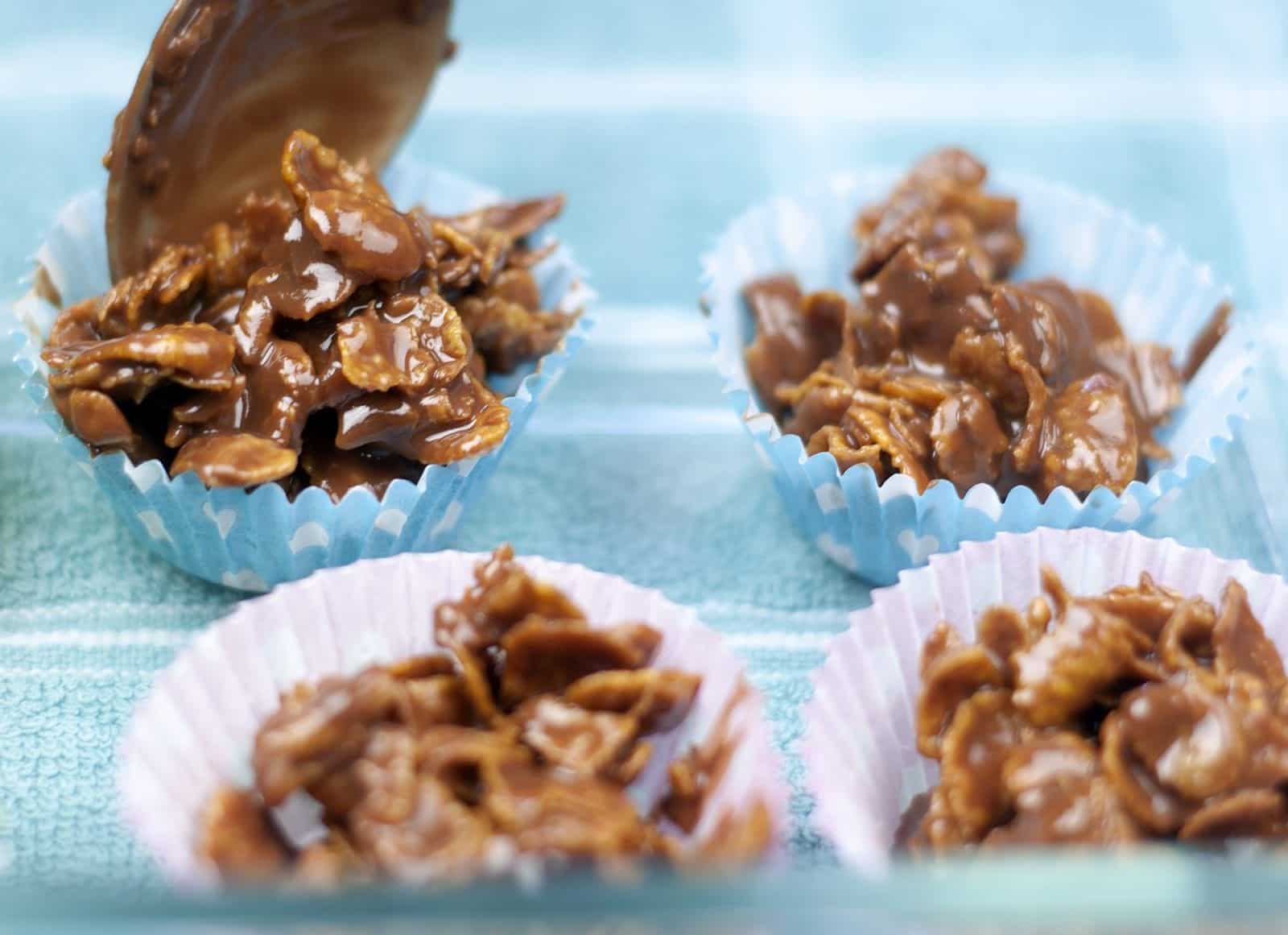 Chocolate cornflake cup cakes. What a recipe! So simple you can make it with the kids! Chocolate, sugar,butter and cornflakes. What could be more simple! Yum! | https://theyumyumclub.com