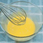 Egg custard tart. What a delicious dessert. We love this simple recipe in our house. Always a family favourite. Easy to make, and the kids can help! Yum!! | theyumyumclub.com