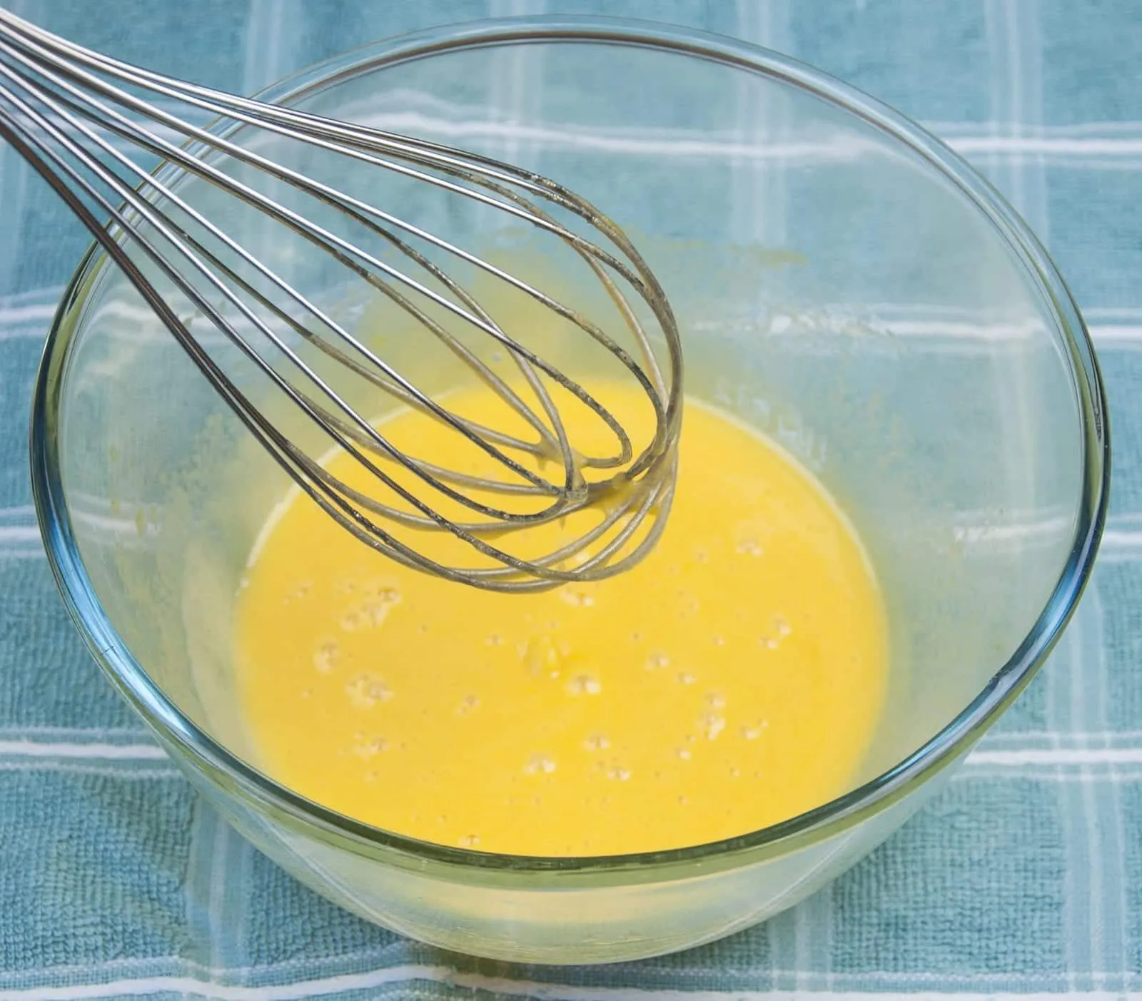 Egg custard tart. What a delicious dessert. We love this simple recipe in our house. Always a family favourite. Easy to make, and the kids can help! Yum!! | theyumyumclub.com