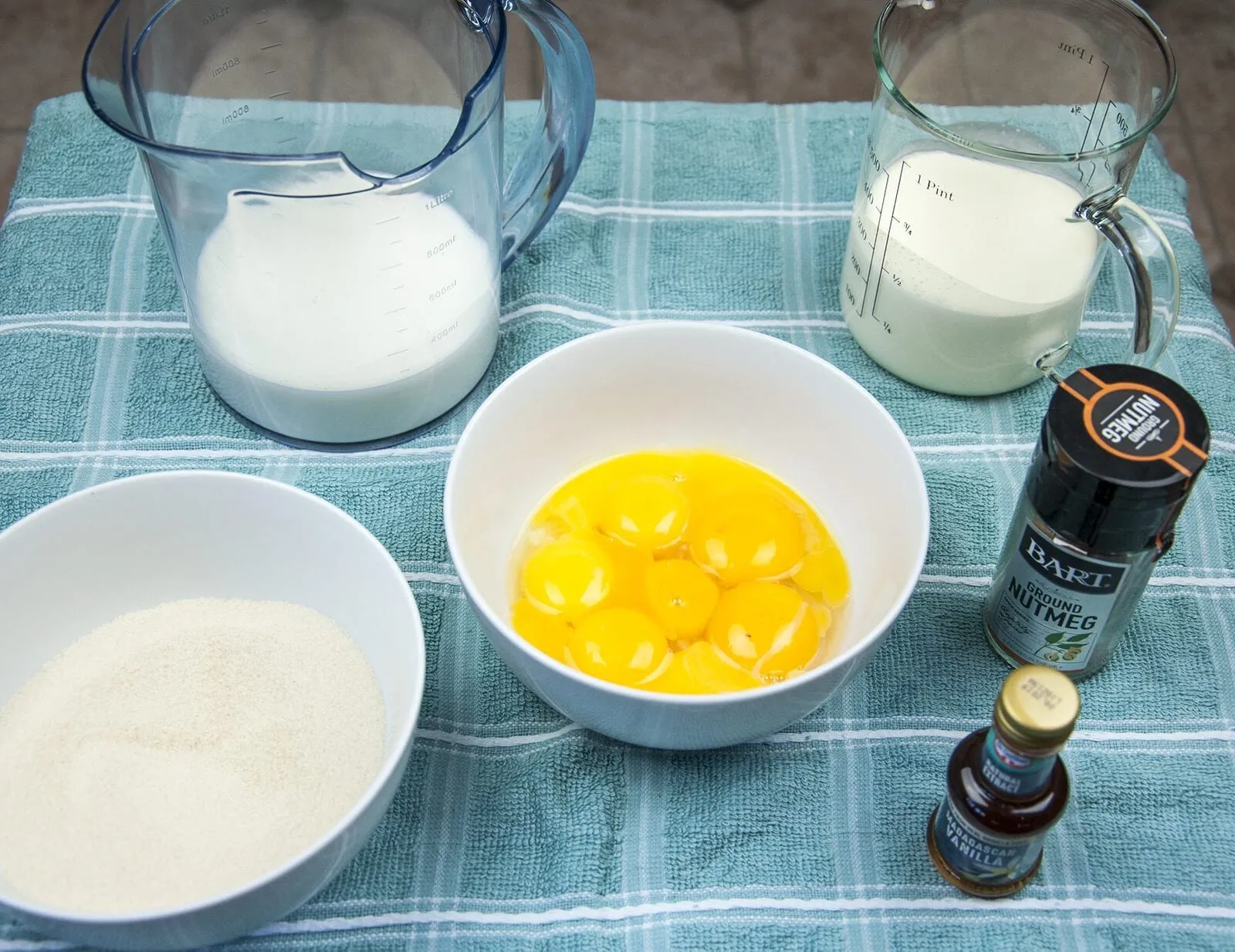 Egg custard tart. What a delicious dessert. We love this simple recipe in our house. Always a family favourite. Easy to make, and the kids can help! Yum!! | theyumyumclub.com