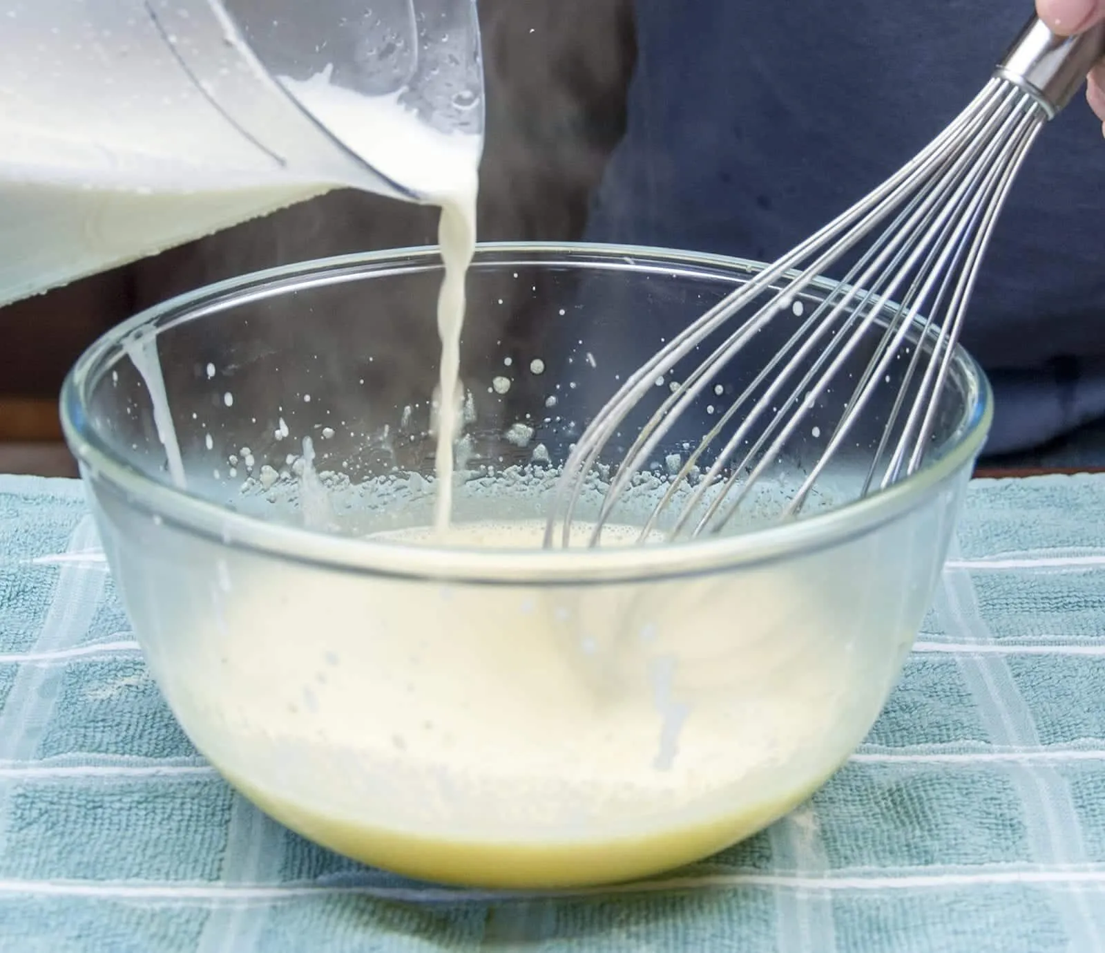 Egg custard tart. What a delicious dessert. We love this simple recipe in our house. Always a family favourite. Easy to make, and the kids can help! Yum!! | theyumyumclub.com