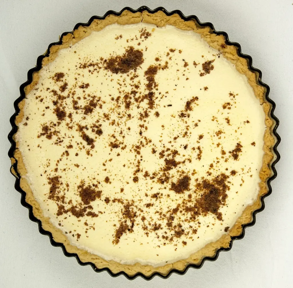 Egg custard tart. What a delicious dessert. We love this simple recipe in our house. Always a family favourite. Easy to make, and the kids can help! Yum!! | theyumyumclub.com
