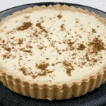 Egg custard tart. What a delicious dessert. We love this simple recipe in our house. Always a family favourite. Easy to make, and the kids can help! Yum!! | theyumyumclub.com