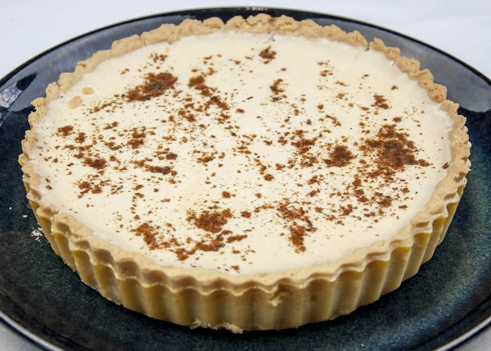 Egg custard tart. What a delicious dessert. We love this simple recipe in our house. Always a family favourite. Easy to make, and the kids can help! Yum!! | theyumyumclub.com