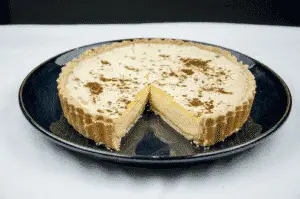Egg custard tart. What a delicious dessert. We love this simple recipe in our house. Always a family favourite. Easy to make, and the kids can help! Yum!! | theyumyumclub.com