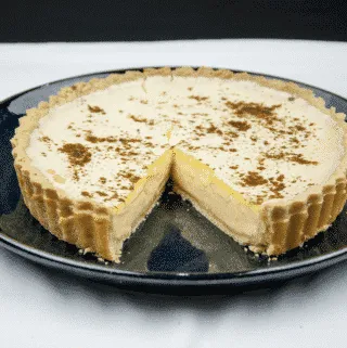 Egg custard tart. What a delicious dessert. We love this simple recipe in our house. Always a family favourite. Easy to make, and the kids can help! Yum!! | theyumyumclub.com