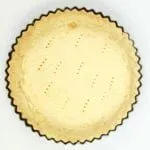 Egg custard tart. What a delicious dessert. We love this simple recipe in our house. Always a family favourite. Easy to make, and the kids can help! Yum!! | theyumyumclub.com