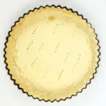 Egg custard tart. What a delicious dessert. We love this simple recipe in our house. Always a family favourite. Easy to make, and the kids can help! Yum!! | theyumyumclub.com