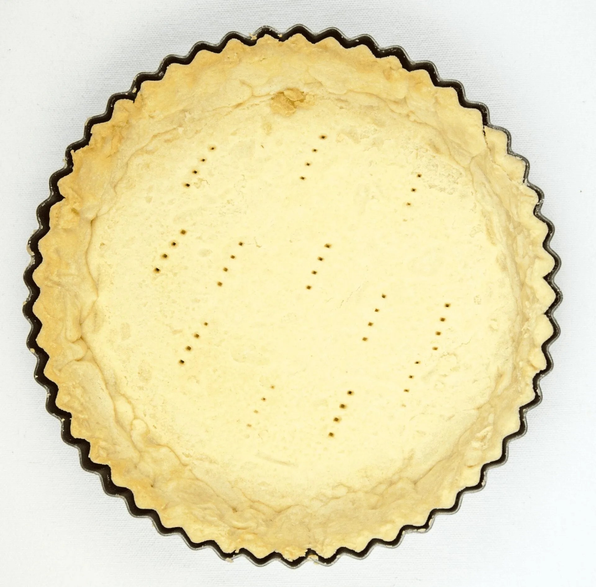 Egg custard tart. What a delicious dessert. We love this simple recipe in our house. Always a family favourite. Easy to make, and the kids can help! Yum!! | theyumyumclub.com