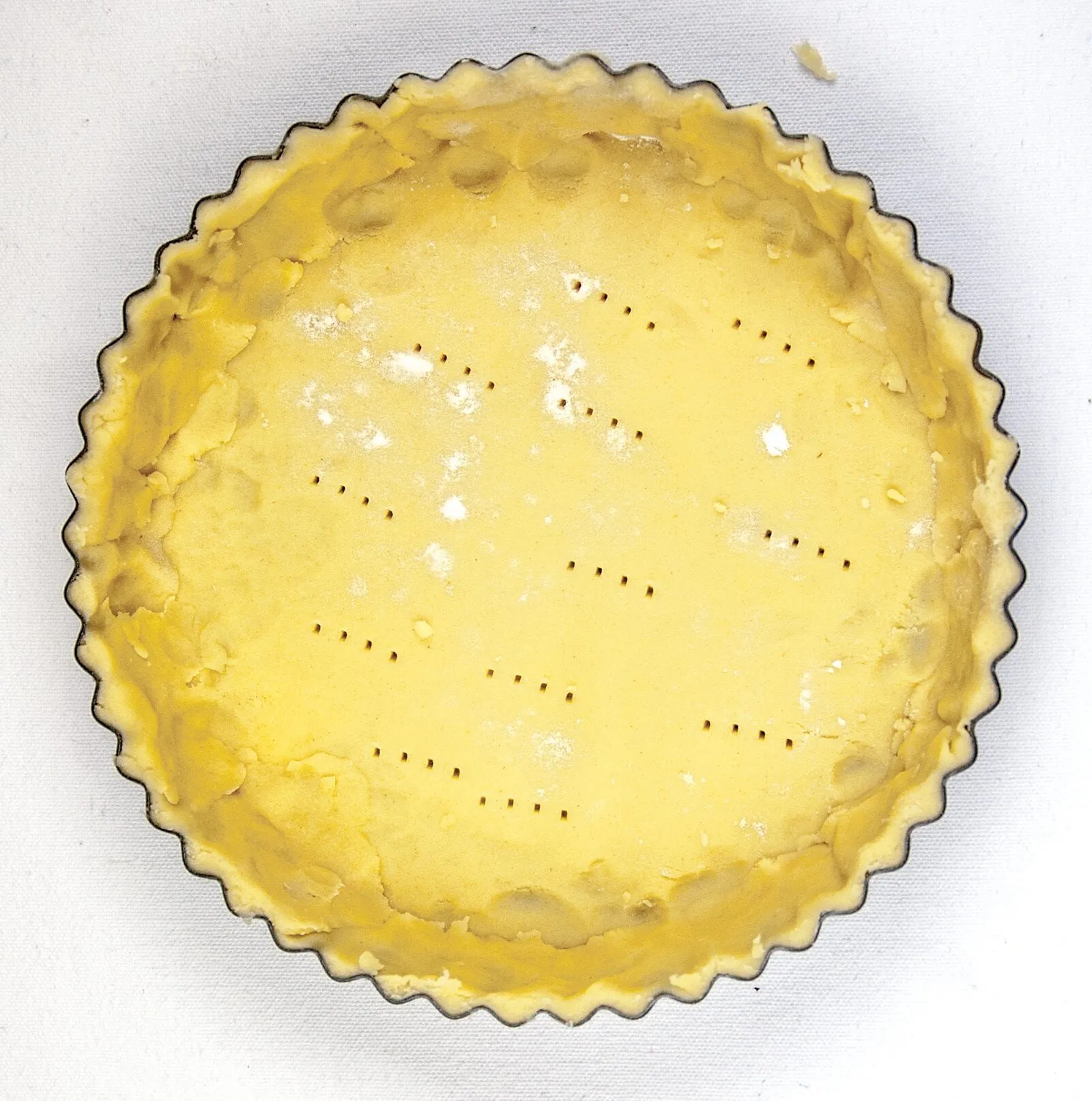 Egg custard tart. What a delicious dessert. We love this simple recipe in our house. Always a family favourite. Easy to make, and the kids can help! Yum!! | theyumyumclub.com