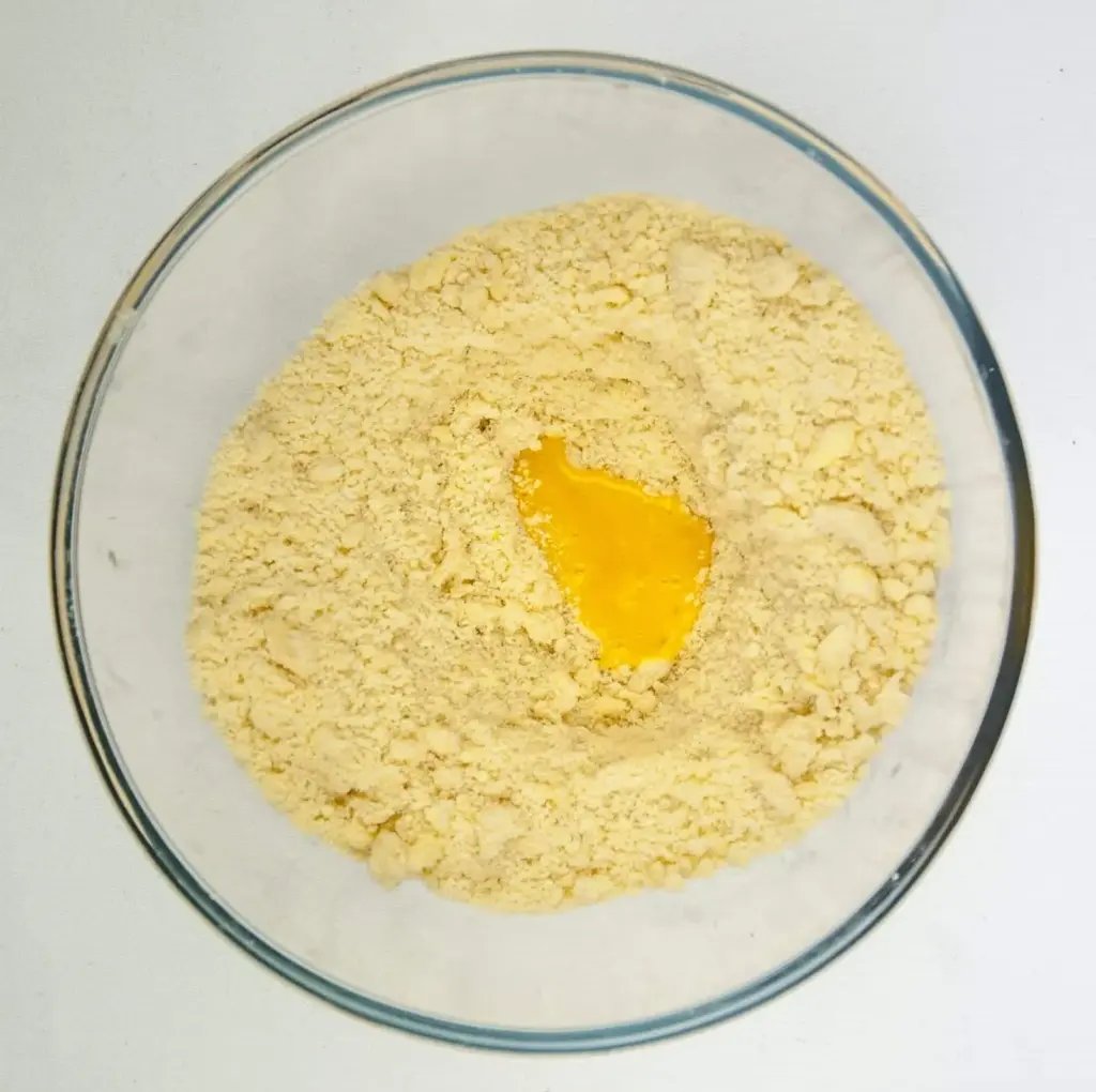 Egg custard tart. What a delicious dessert. We love this simple recipe in our house. Always a family favourite. Easy to make, and the kids can help! Yum!! | theyumyumclub.com