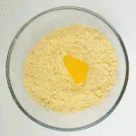 Egg custard tart. What a delicious dessert. We love this simple recipe in our house. Always a family favourite. Easy to make, and the kids can help! Yum!! | theyumyumclub.com
