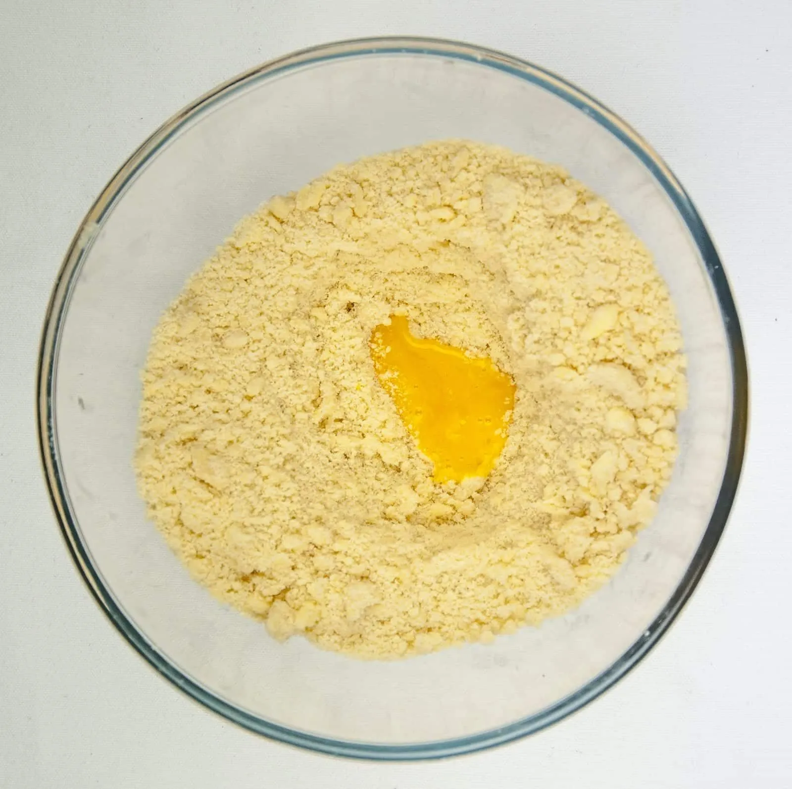 Egg custard tart. What a delicious dessert. We love this simple recipe in our house. Always a family favourite. Easy to make, and the kids can help! Yum!! | theyumyumclub.com