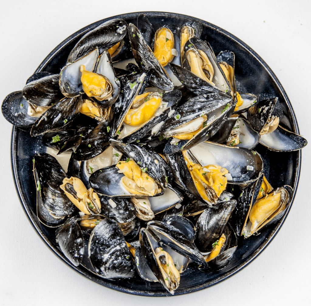 Mussels With Wine, Garlic, Parsley And Cream - TheYumYumClub