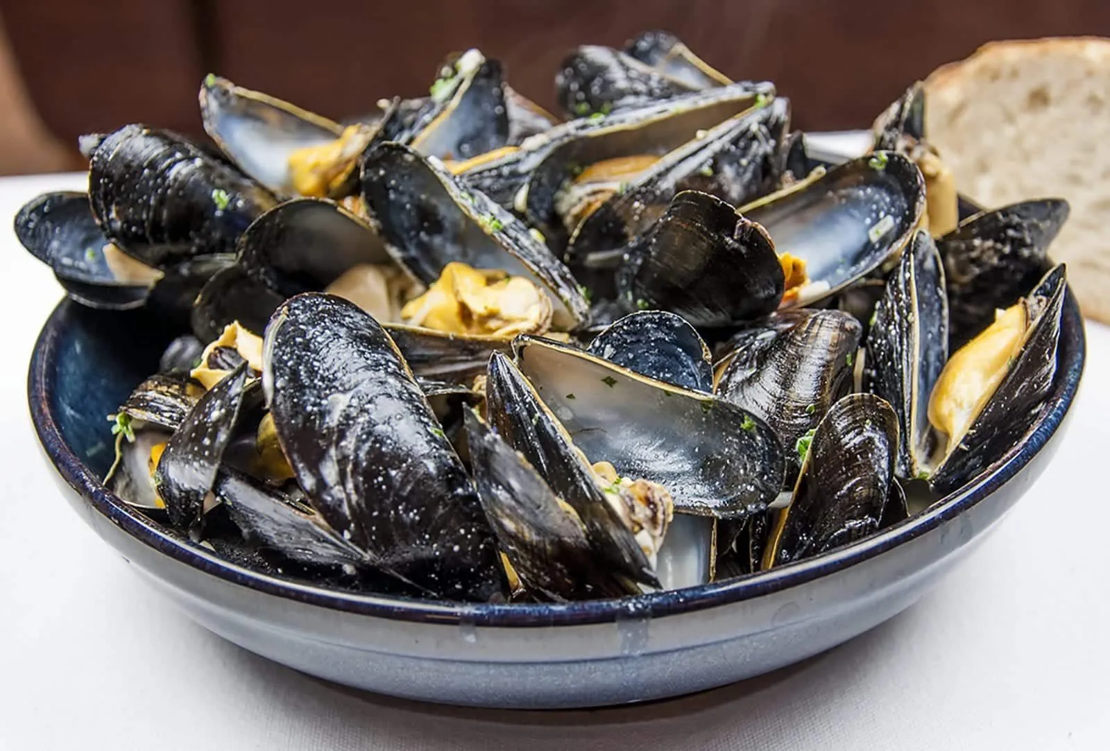 Mussels with white wine, garlic, parsley and cream. A classic moules mariniere recipe. This such a tasty seafood dish and so simple to make. If you ignore the cream it's even healthy ????!! | https://theyumyumclub.com