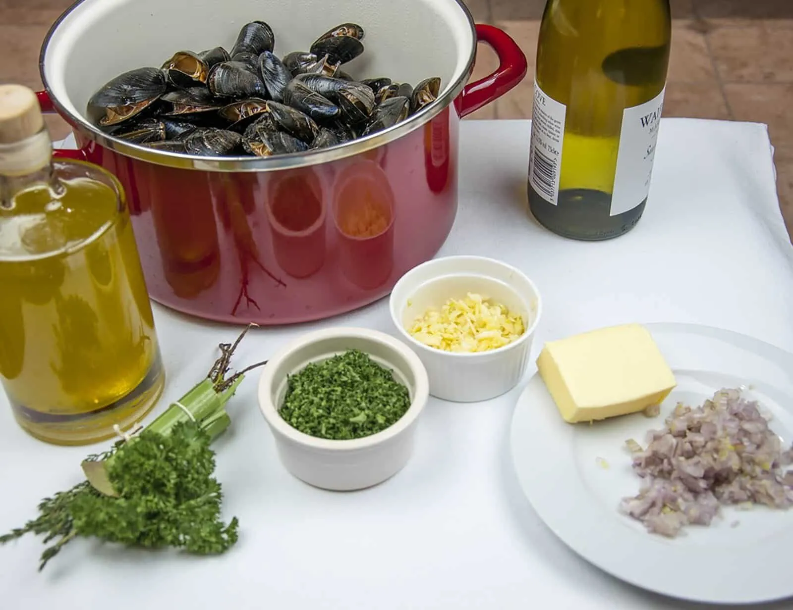 Mussels with white wine, garlic, parsley and cream. A classic moules mariniere recipe. This such a tasty seafood dish and so simple to make. If you ignore the cream it's even healthy ????!! | https://theyumyumclub.com