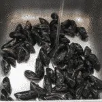 Mussels with white wine, garlic, parsley and cream. A classic moules mariniere recipe. This such a tasty seafood dish and so simple to make. If you ignore the cream it's even healthy ????!! | https://theyumyumclub.com