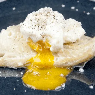 How to make this wonderful healthy breakfast of smoked haddock and poached eggs. Hardly any fat or carbs! A very healthy Yum!! | https://theyumyumclub.com