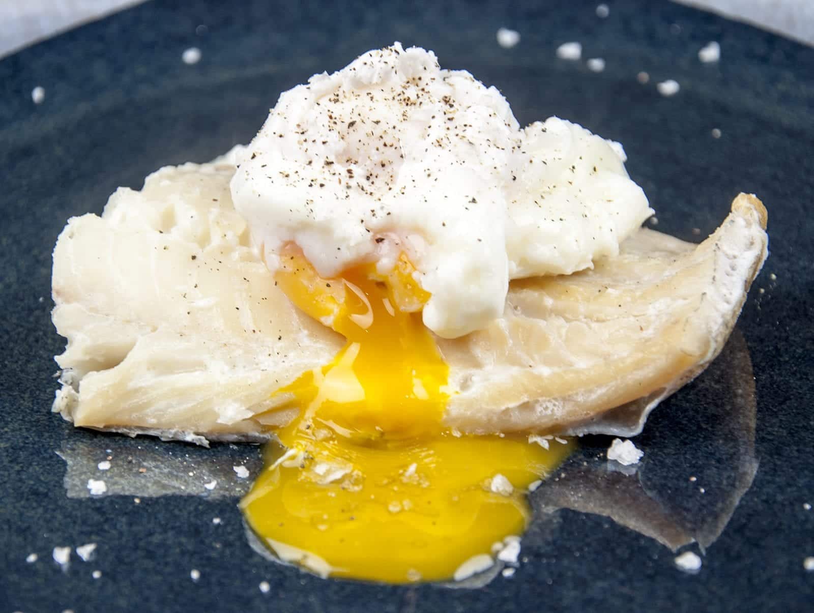 How to make this wonderful healthy breakfast of smoked haddock and poached eggs. Hardly any fat or carbs! A very healthy Yum!! | https://theyumyumclub.com