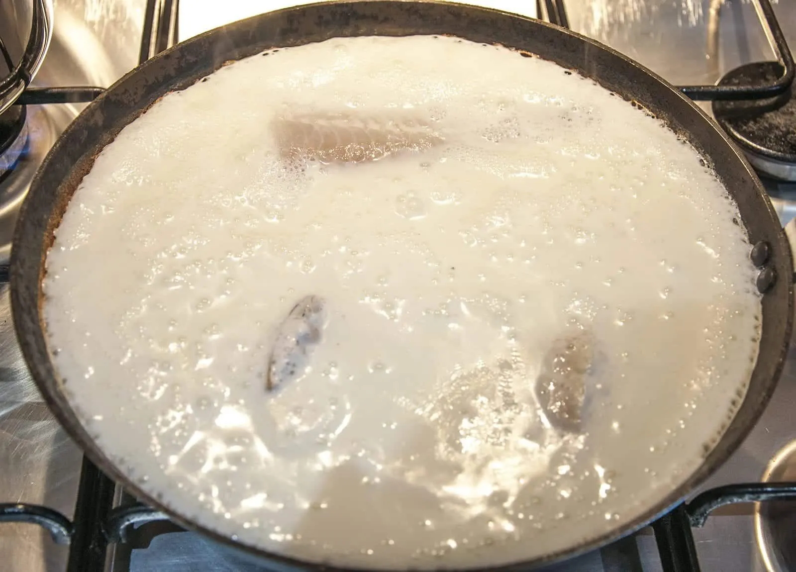 How to make this wonderful healthy breakfast of smoked haddock and poached eggs. Hardly any fat or carbs! A very healthy Yum!! | https://theyumyumclub.com