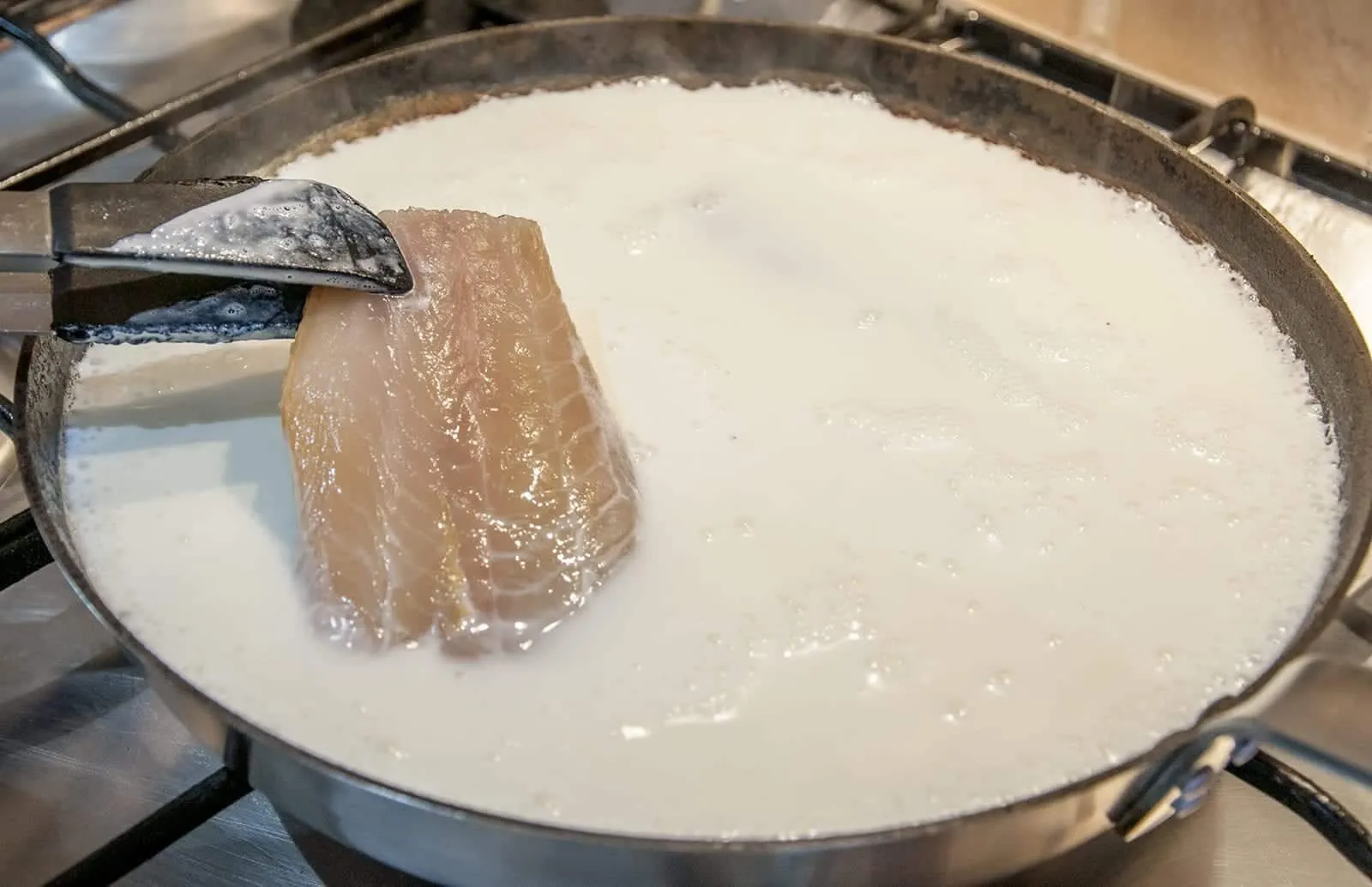 How to make this wonderful healthy breakfast of smoked haddock and poached eggs. Hardly any fat or carbs! A very healthy Yum!! | https://theyumyumclub.com