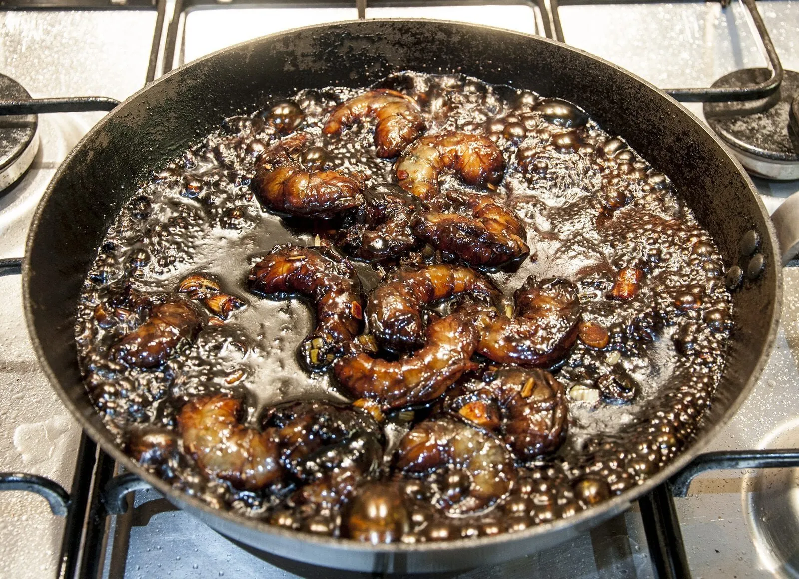 How to make teriyaki tiger prawns. What can be more Japanese? Serve them in a fresh crunchy lettuce wrap and you have one fab healthy, low carb recipe. Yum! | https://theyumyumclub.com