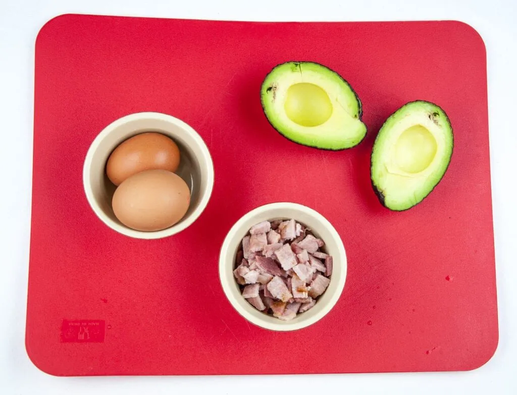 How to make avocado breakfast boats. Only a 3 ingredients recipe. Avocado, bacon, and eggs, and only 5 minutes preparation. Healthy and full of protein. What a great start to the day. Yum! | theyumyumclub.com