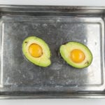 How to make avocado breakfast boats. Only a 3 ingredients recipe. Avocado, bacon, and eggs, and only 5 minutes preparation. Healthy and full of protein. What a great start to the day. Yum! | theyumyumclub.com