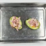 How to make avocado breakfast boats. Only a 3 ingredients recipe. Avocado, bacon, and eggs, and only 5 minutes preparation. Healthy and full of protein. What a great start to the day. Yum! | theyumyumclub.com