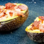 How to make avocado breakfast boats. Only a 3 ingredients recipe. Avocado, bacon, and eggs, and only 5 minutes preparation. Healthy and full of protein. What a great start to the day. Yum! | theyumyumclub.com