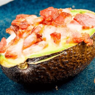 How to make avocado breakfast boats. Only a 3 ingredients recipe. Avocado, bacon, and eggs, and only 5 minutes preparation. Healthy and full of protein. What a great start to the day. Yum! | theyumyumclub.com