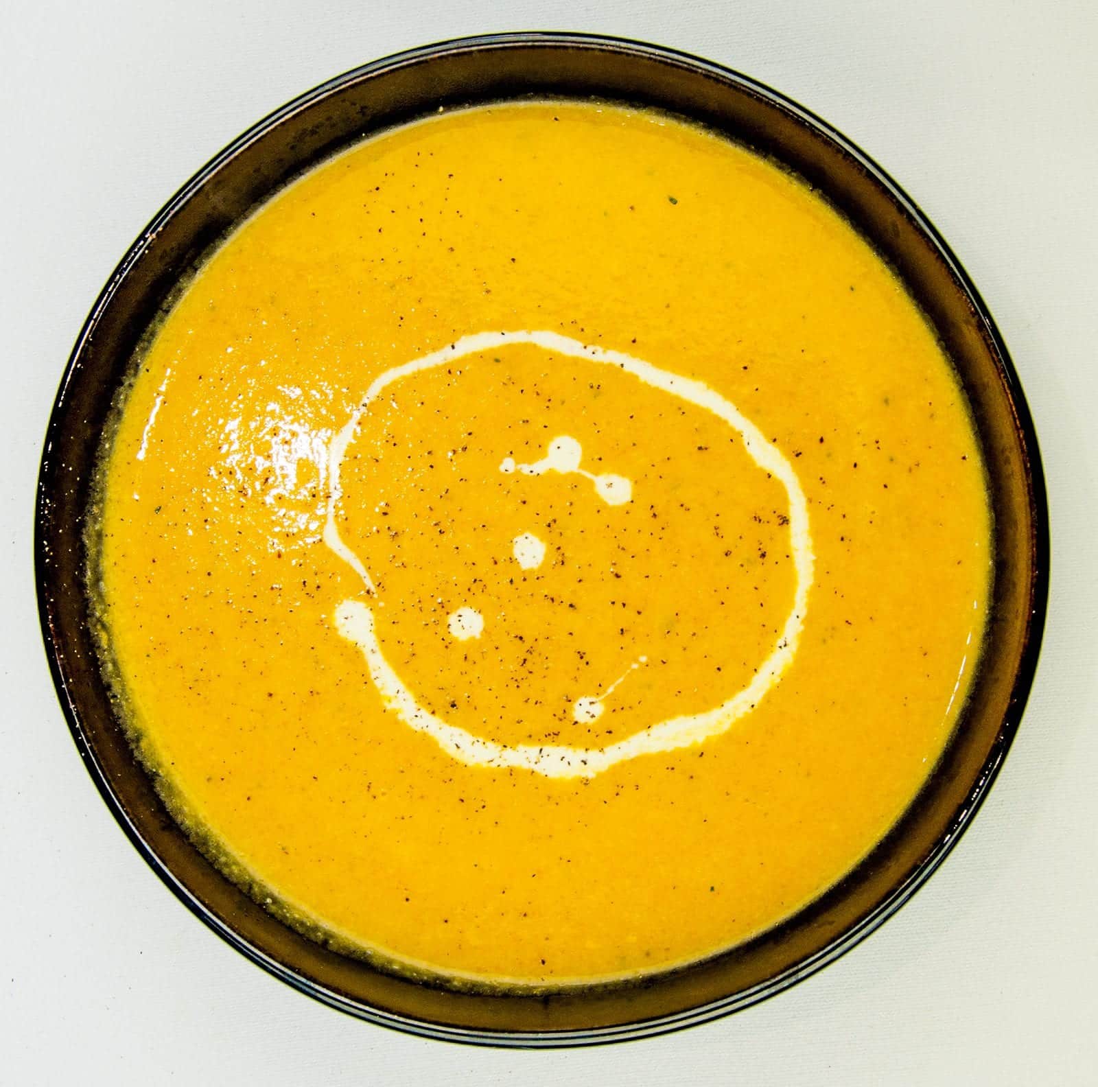 Butternut squash soup. Coming home from the cold? Want something to warm you up? The perfect winter warmer recipe. How to make butternut squash soup. Yum! | theyumyumclub.com