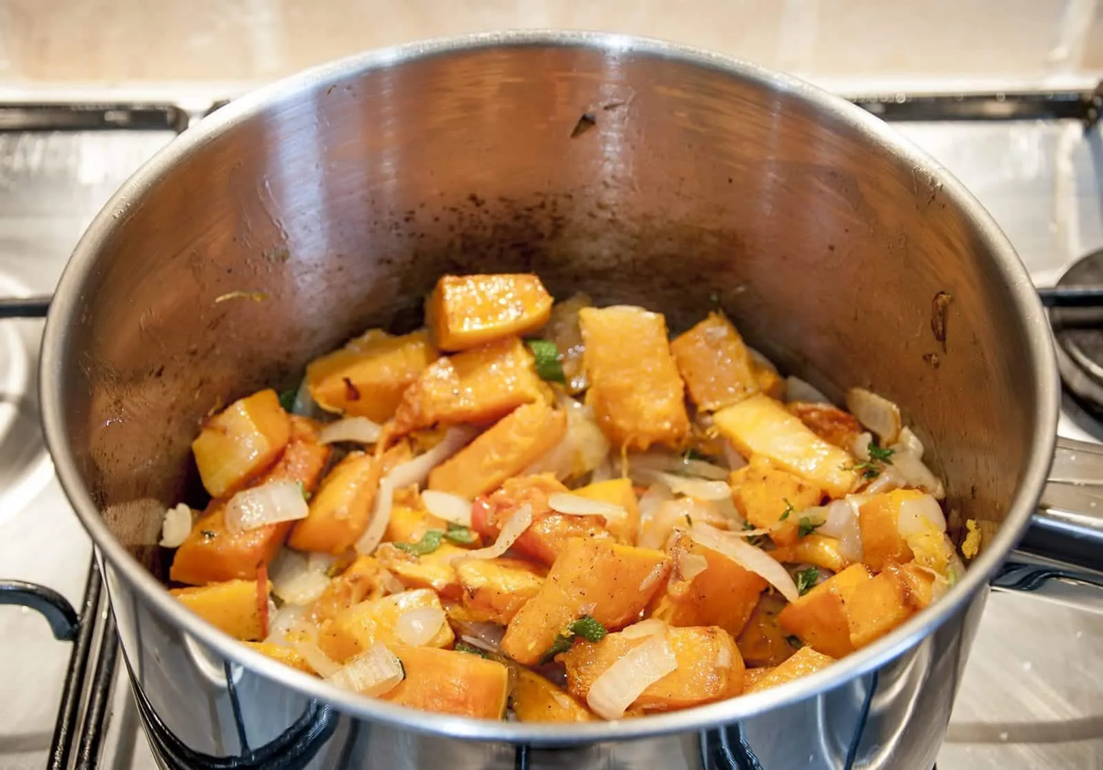 Butternut squash soup. Coming home from the cold? Want something to warm you up? The perfect winter warmer recipe. How to make butternut squash soup. Yum! | theyumyumclub.com
