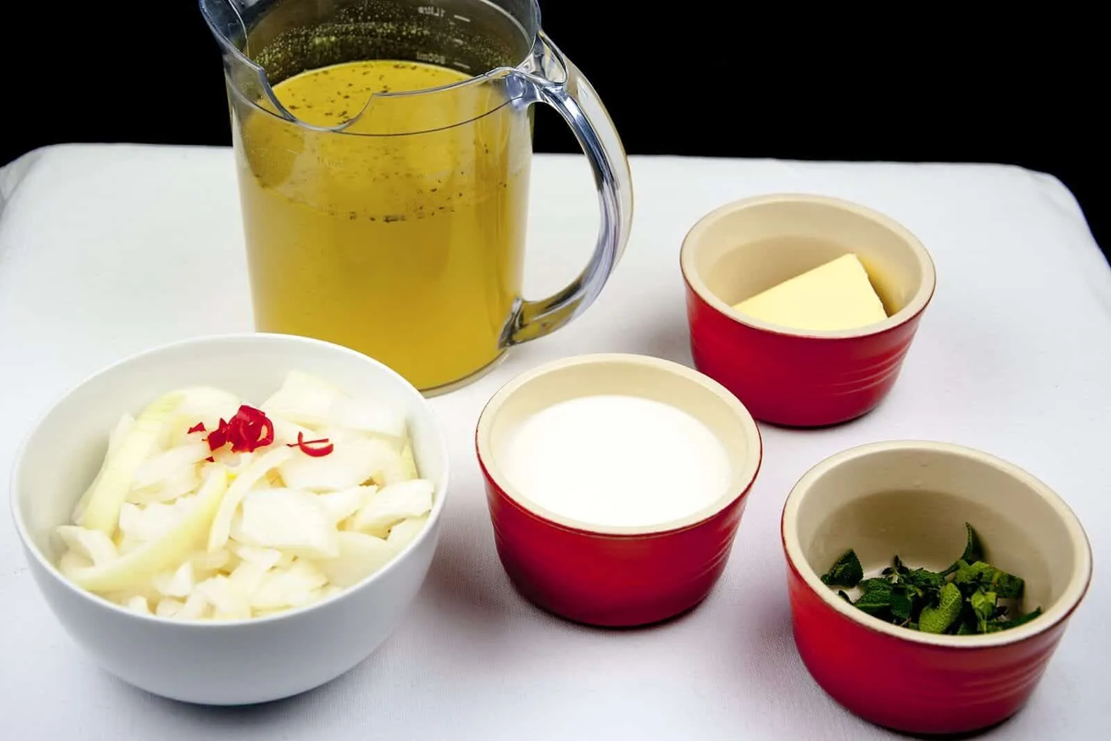 Butternut squash soup. Coming home from the cold? Want something to warm you up? The perfect winter warmer recipe. How to make butternut squash soup. Yum! | theyumyumclub.com