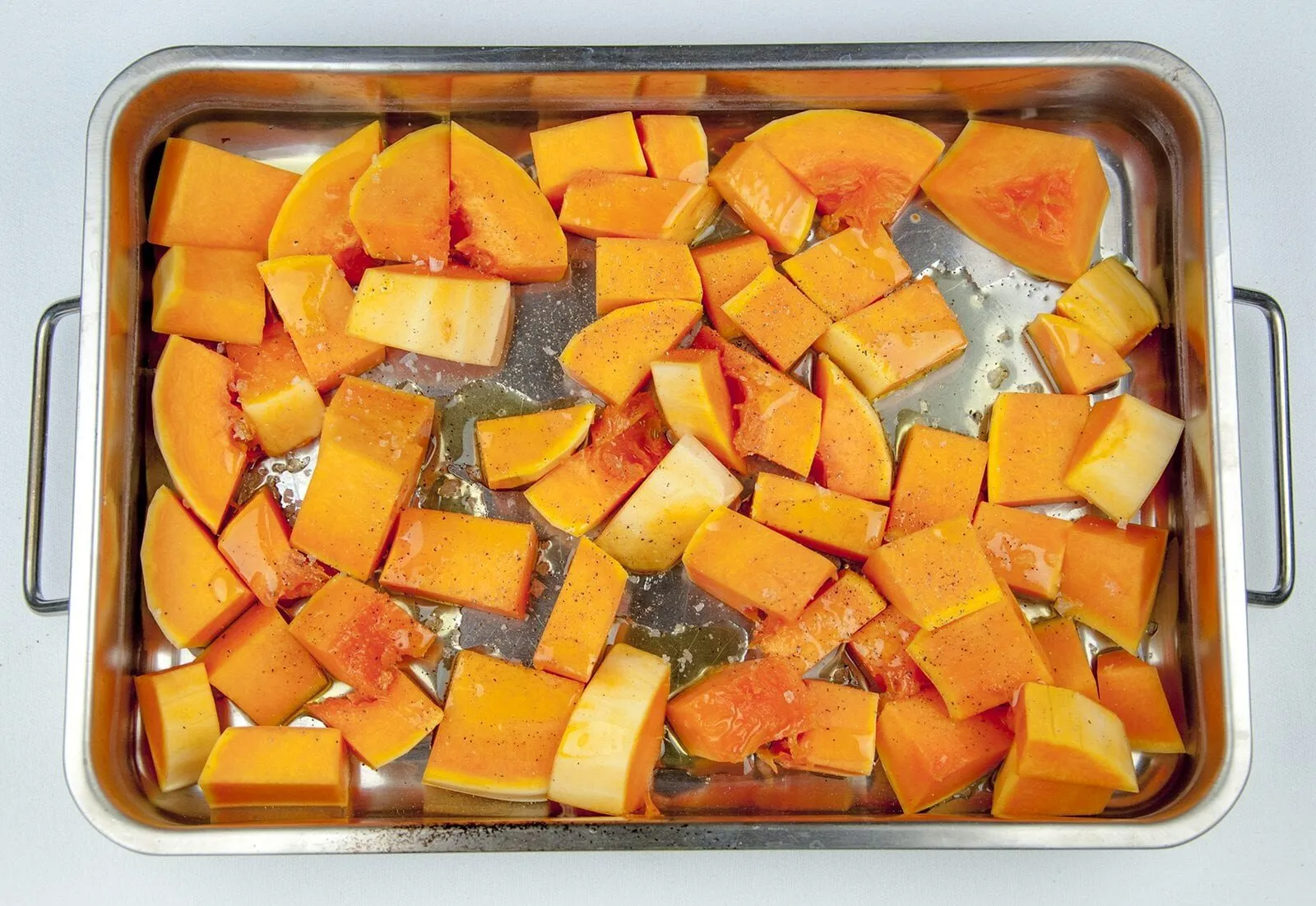 Butternut squash soup. Coming home from the cold? Want something to warm you up? The perfect winter warmer recipe. How to make butternut squash soup. Yum! | theyumyumclub.com