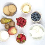 These individual Christmas Tree Cheesecakes are so much fun. A wonderful dessert recipe for any Christmas dinner party. Try making them with the kids. Yum! | theyumyumclub.com