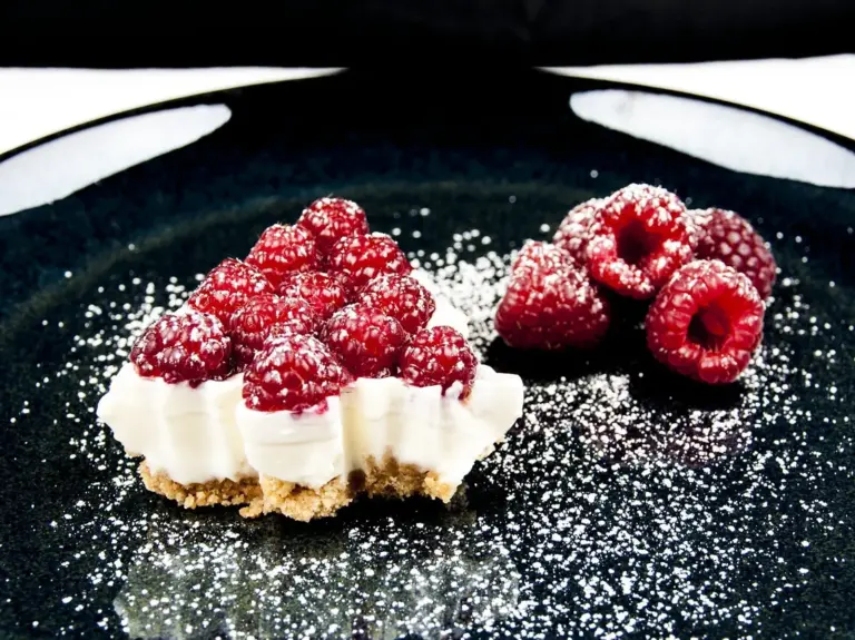These individual Christmas Tree Cheesecakes are so much fun. A wonderful dessert recipe for any Christmas dinner party. Try making them with the kids. Yum! | theyumyumclub.com